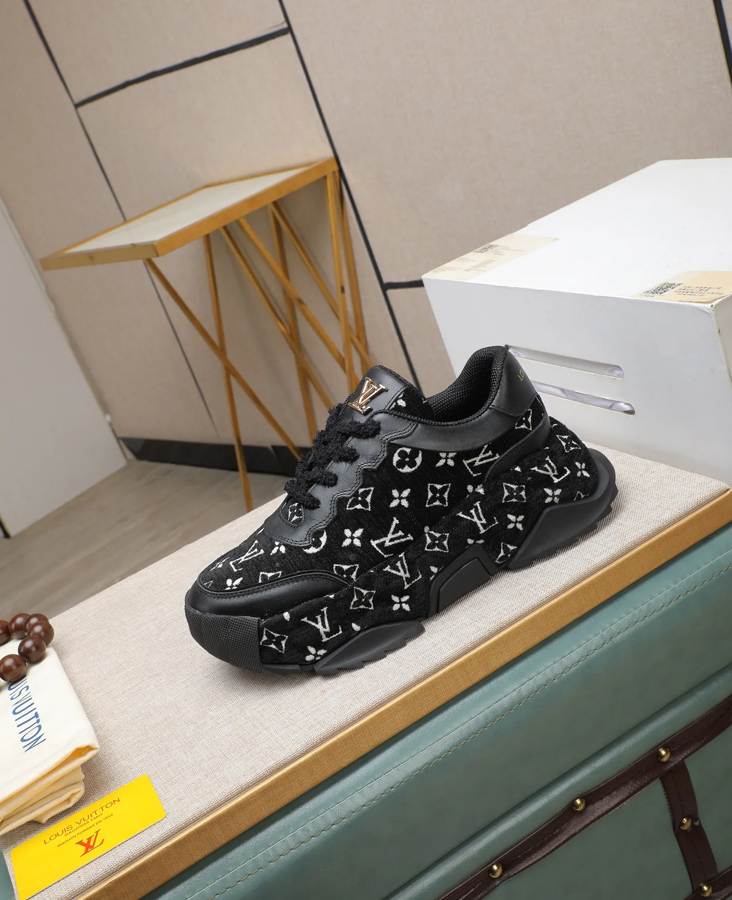 Men's shoes 💰600 LV are novel and fashionable, and the uppers are made of imported cowhide + LV special materials! Super trendy design! It’s eye-catching! The leather is soft, delicate, shiny and translucent, showing the ultimate in pure handcraftsmanship, and the mesh is soft, comfortable and breathable! Size: 39-44 (38 45 customized)